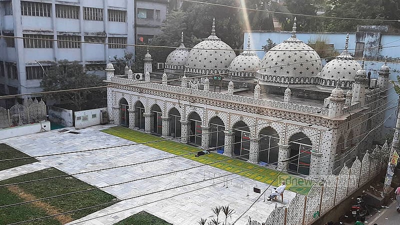 আঠারো শতকে নির্মিত মসজিদটি ১৯২৬ সালে সংস্কার করা হয়। সংস্কারের পর এটি পরিচিতি পায় ‘তারা মসজিদ’ নামে