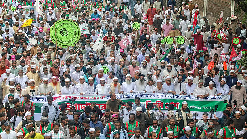 ঢাকার পল্টন মোড়ে সংক্ষিপ্ত সমাবেশের পর বৃহস্পতিবার পাঁচ দাবিতে প্রধান উপদেষ্টার কাছে স্মারকলিপি দিতে যমুনা অভিমুখে রওনা হয় ধর্মভিত্তিক ৮ দল।  ছবি: আব্দুল্লাহ আল মমীন