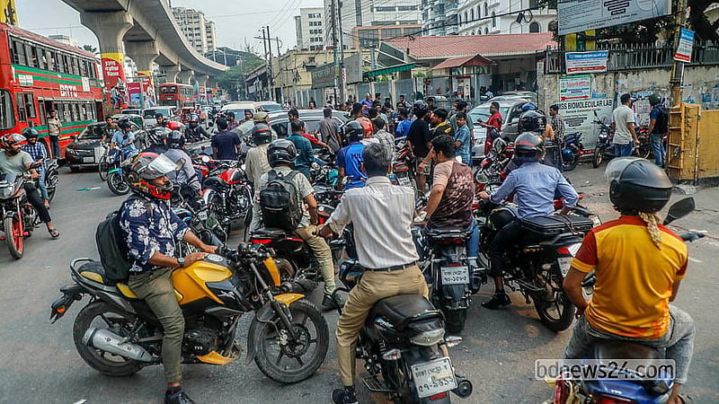 রাজধানীর পরীবাগ এলাকার একটি ফিলিং স্টেশনের বাইরে তেলের জন্য অপেক্ষায় মোটরসাইকেল চালকরা