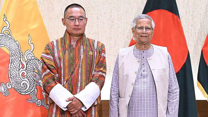প্রধান উপদেষ্টা মুহাম্মদ ইউনূস ও ভুটানের প্রধানমন্ত্রী শেরিং টোবগে শনিবার ঢাকার তেজগাঁওয়ে প্রধান উপদেষ্টার কার্যালয়ে বৈঠক শেষে ফটোসেশনে অংশ নেন