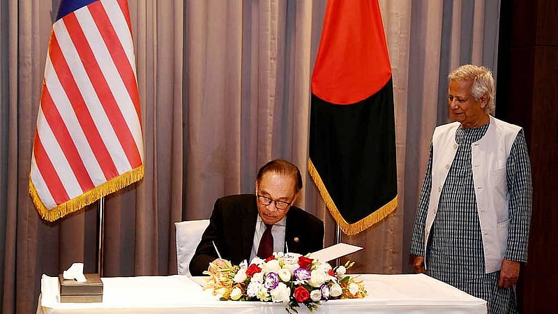মালয়েশিয়ার প্রধানমন্ত্রী আনোয়ার ইব্রাহিম শুক্রবার বিকালে ঢাকার হোটেল ইন্টারকন্টিনেন্টালে প্রধান উপদেষ্টা অধ্যাপক মুহাম্মদ ইউনূসের সঙ্গে যৌথ সংবাদ সম্মেলন শেষে পরিদর্শন বইয়ে স্বাক্ষর করেন। ছবি: প্রধান উপদেষ্টার কার্যালয়