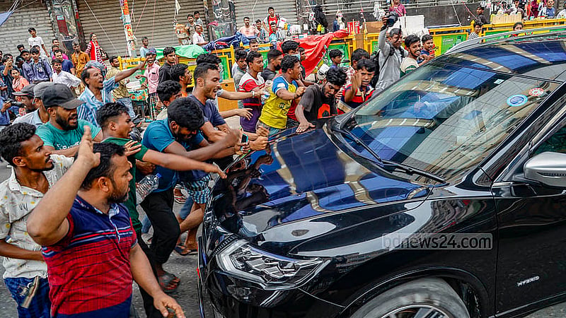১৯ মে ২০২৪: ব্যাটারিচালিত রিকশা বন্ধে পুলিশের অভিযানের প্রতিবাদে মিরপুর ১০ নম্বর গোল চত্বর এলাকা অবরোধ করেন চালক এবং রিকশা ও গ্যারেজ মালিকরা। এর মধ্যে গাড়ি যাওয়ার চেষ্টা করলে তার ওপর চড়াও হন অবরোধকারীরা। ছবি: মাহমুদ জামান অভি