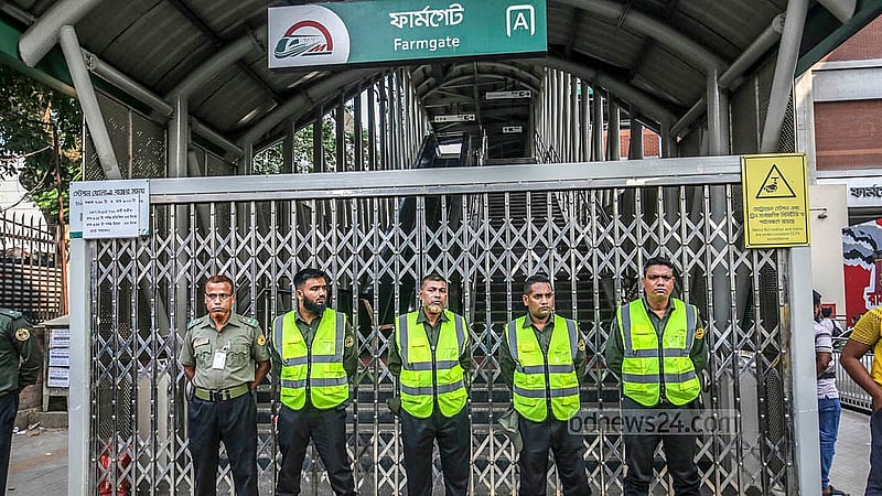 ঢাকার ফার্মগেট এলাকায় রোববার মেট্রো লাইনের পিলার থেকে বিয়ারিং প্যাড খুলে পড়ার পর মেট্রোরেল চলাচল বন্ধ করে দেওয়া হয়। ছবি: আব্দুল্লাহ আল মমীন