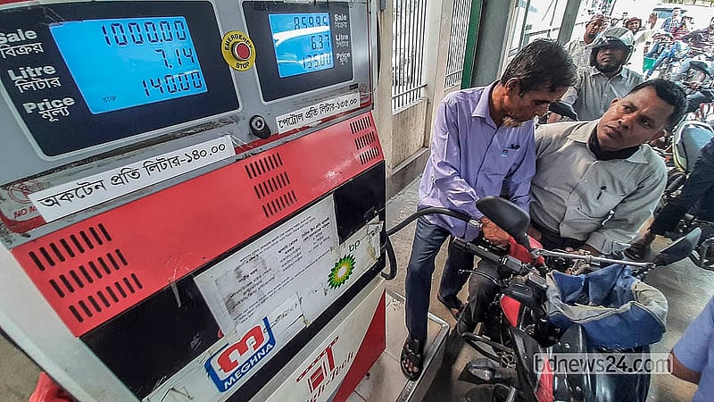 তেল নিতে যানবাহনের চালকদের অপেক্ষা করতে হচ্ছে  ৫ থেকে ১২ ঘণ্টারও বেশি সময়। রোববার রাজধানীর পরিবাগে একটি পেট্রোল পাম্প থেকে তোলা। ছবি: আব্দুল্লাহ আল মমীন