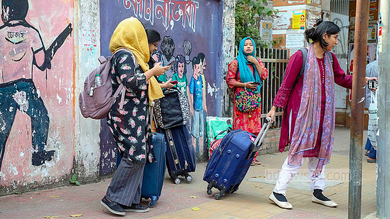 ভূমিকম্প নিয়ে আতঙ্কের মধ্যে ঢাকা বিশ্ববিদ্যালয়ে ১৫ দিনের ছুটি ঘোষণা পর রোববার রোকেয়া হল থেকে বেরিয়ে আসছেন শিক্ষার্থীরা।