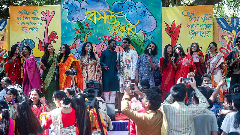 ঢাকা বিশ্ববিদ্যালয়ের কলাভবনের বটতলায় মঙ্গলবার সমগীত বসন্ত উৎসবে গান পরিবেশন করেন শিল্পীরা।