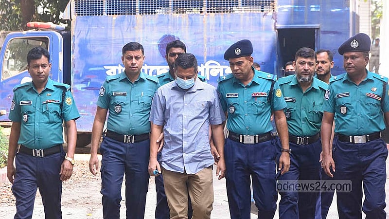 জুলাই অভ্যুত্থান দমানোর চেষ্টায় মানবতাবিরোধী অপরাধের মামলায় ক্ষমতাচ্যু প্রধানমন্ত্রী শেখ হাসিনার সঙ্গে আসামি এবং পরে রাজসাক্ষী হিসেবে জবানবন্দি দেওয়া সাবেক আইজিপি চৌধুরী আব্দুল্লাহ আল-মামুনকে বৃহস্পতিবার আন্তর্জাতিক অপরাধ ট্রাইব্যুনালে হাজির করা হয়