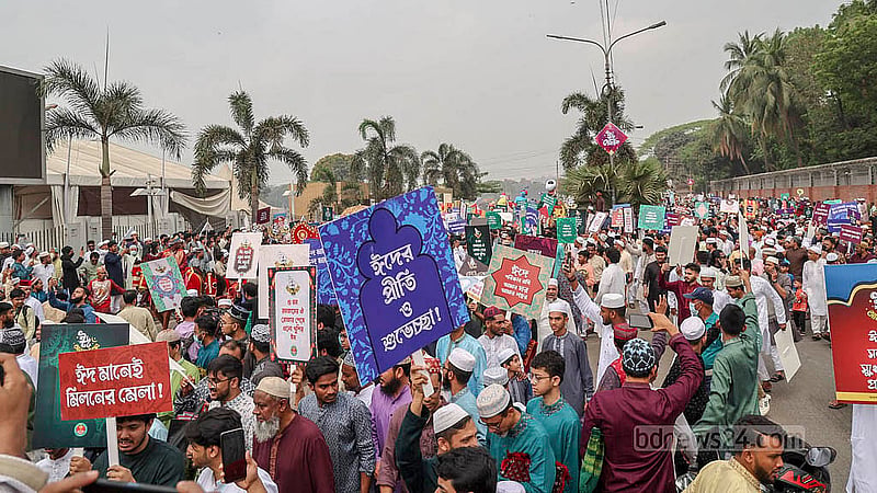‘ঈদ মানেই সম্প্রীতি’, ‘ঈদ এল সুখের বার্তা নিয়ে’ এমন সব বার্তা তুলে ধরা প্ল্যাকার্ড দেখা যায় সোমবার ঢাকা উত্তর সিটি করপোরেশনের উদ্যোগে আয়োজিত ঈদ আনন্দ মিছিলে।