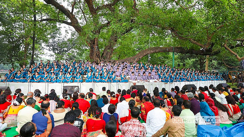 ঢাকার রমনা বটমূলে মঙ্গলবার বাংলা বর্ষবরণের অনুষ্ঠানে গান গাইছেন ছায়ানটের শিল্পীরা।