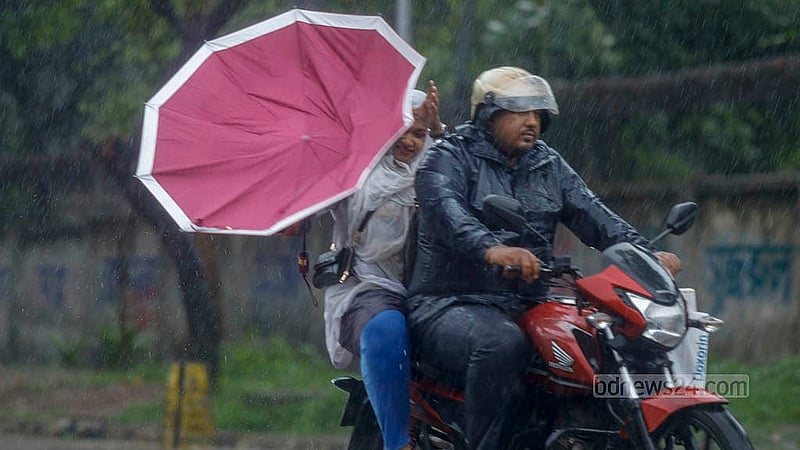 বঙ্গোপসাগরে সৃষ্ট গভীর নিম্নচাপের কারণে রাজধানীতে বৃহস্পতিবার টানা বৃষ্টি ঝরেছে। বৃষ্টির সঙ্গে বাতাসের কারণে ছাতা সামলাতেও হিমশিম খান অনেকে। ছবি: মাহমুদ জামান অভি