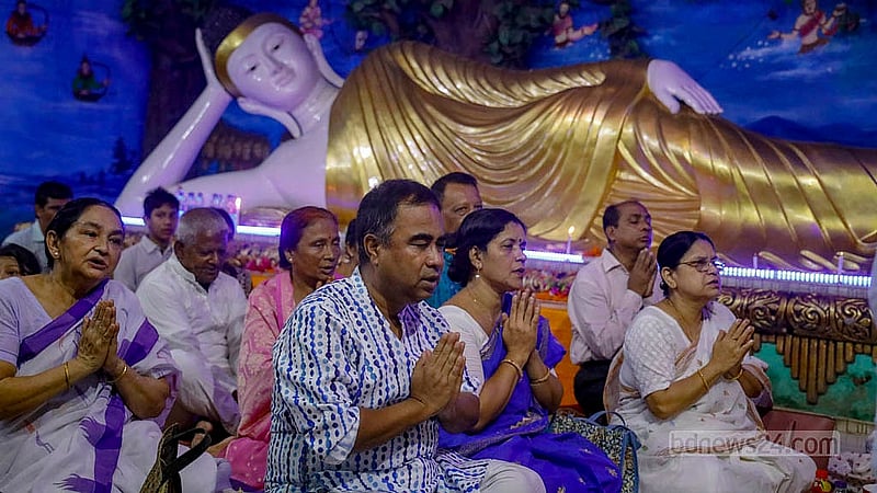 প্রবারণা পূর্ণিমায় ঢাকার বাসাবো ধর্মরাজিক বৌদ্ধবিহারে হয়েছে প্রার্থনা