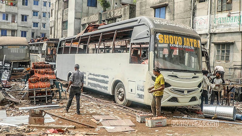 যাত্রাবাড়ীর সামাদ নগরের গ্যারাজে দূরপাল্লার নতুন বাস তৈরি ও মেরামতে ব্যাস্ত কর্মীরা