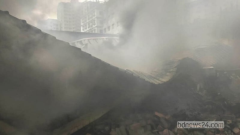 অগ্নিকাণ্ডে ধসে পড়েছে ঢাকার কেরাণীগঞ্জের কদমতলী এলাকার গ্যাসলাইটার কারখানা।
