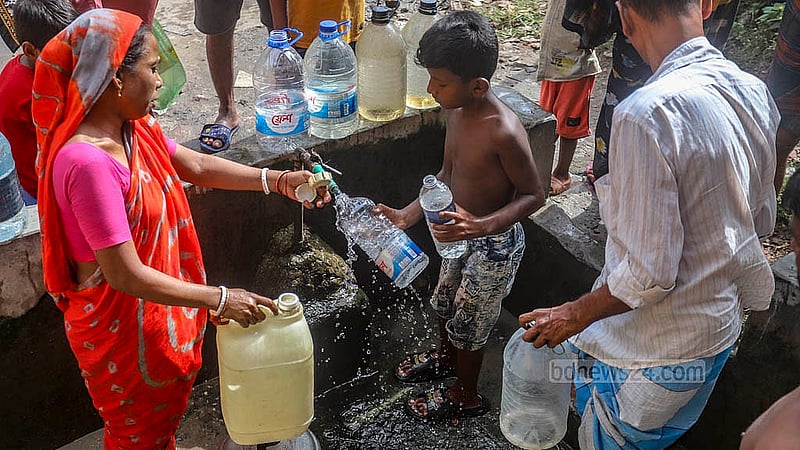 পুরান ঢাকার লালবাগের বিভিন্ন এলাকায় বাসাবাড়ির পানিতে দুর্গন্ধ থাকায় আমলিগোলা এলাকায় ওয়াসার কল থেকে পানি নিতে আসে অনেকেই। ছবি: আব্দুল্লাহ আল মমীন