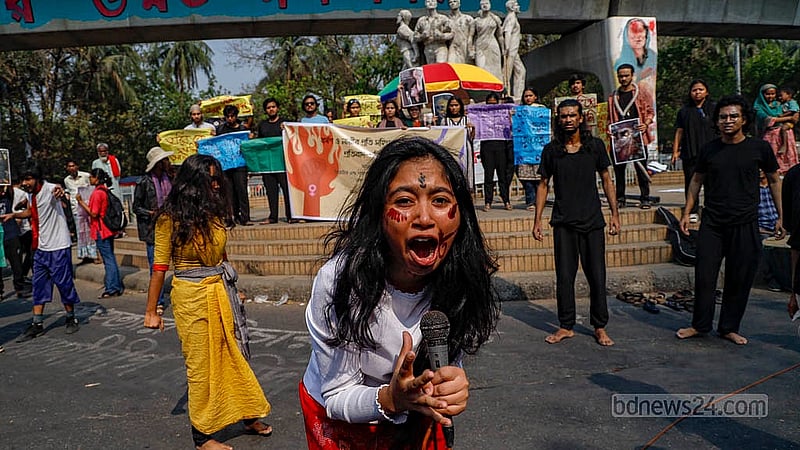 রাজু ভাস্কর্যের সামনে বুধবার দুপুরে পথনাটকে নারী নিপীড়নের ঘটনা তুলে ধরেন ঢাকা বিশ্ববিদ্যালয়ের থিয়েটার অ্যান্ড পারফরম্যান্স স্টাডিজ বিভাগের শিক্ষার্থীরা। ছবি: মাহমুদ জামান অভি