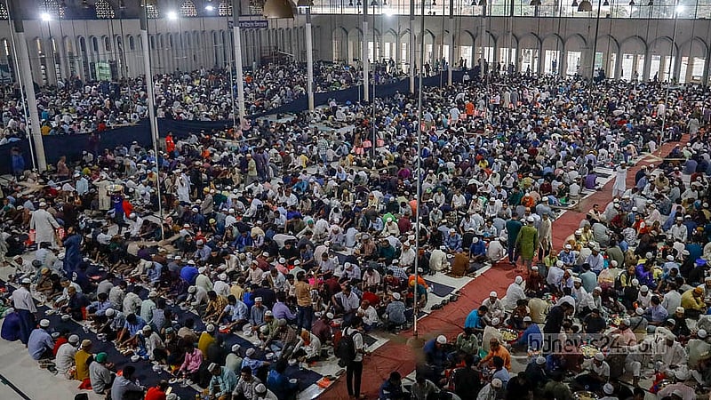 ঢাকায় বায়তুল মোকাররম মসজিদে সোমবার মুসল্লিদের জন্য ইফতারের আয়োজন
