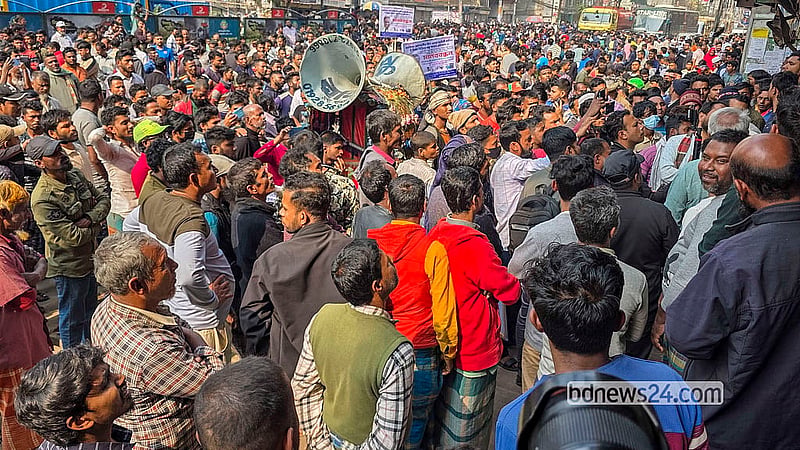 রাজধানীতে মোটা চাকার ব্যাটারিচালিত রিকশা বিক্রি বন্ধ এবং চিকন চাকার ব্যাটারিচালিত রিকশা চলাচলের অনুমতির দাবিতে সোমবার সকালে বাড্ডায় সড়ক অবরোধ ও সমাবেশ করেন একদল চালক