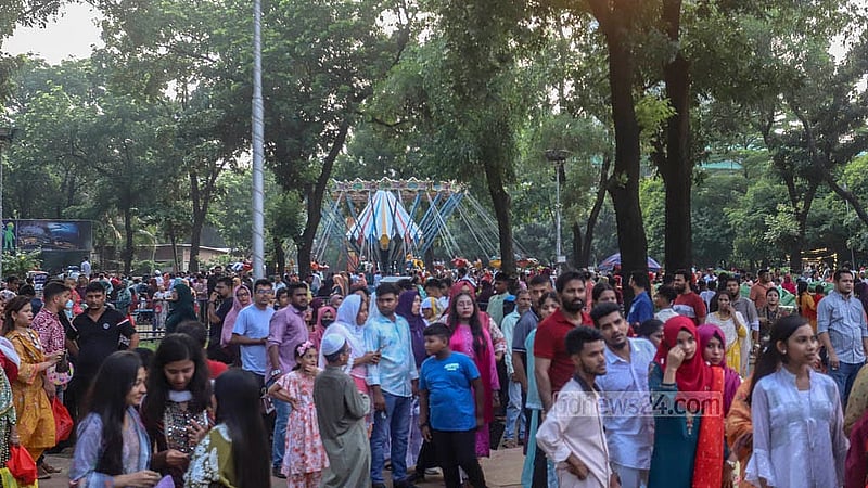 ঈদের ছুটিতে সোমবার তেজগাঁওয়ের বিমান জাদুঘরে ছিল দর্শনার্থীদের ভিড়। ছবি: আব্দুল্লাহ আল মমীন