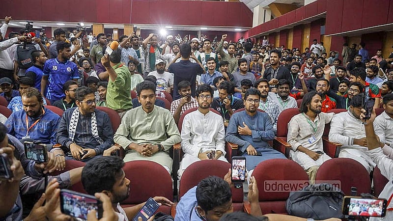 রাজশাহী বিশ্ববিদ্যালয় কেন্দ্রীয় ছাত্র সংসদ নির্বাচনে চুড়ান্ত ফলের অপেক্ষায় প্রার্থীরা। ছবি: মাহমুদ জামান অভি