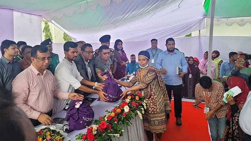 টঙ্গীর জাবের অ্যান্ড জাবের অ্যান্ড জুবায়ের ফেব্রিকস লিমিটেড কারখানার এক হাজার শ্রমিক টিসিবির ভর্তুকি মূল্যে খাদ্য পাবেন। পরে এই কর্মসূচি বাড়ানো হবে।
