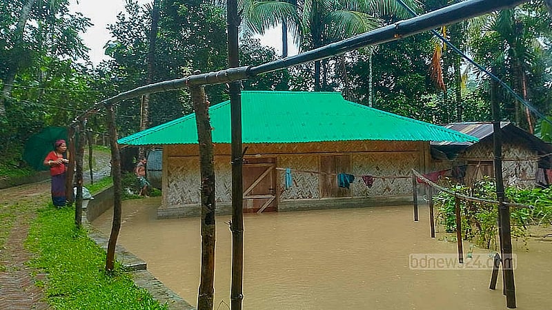 ভারি বর্ষণে রাঙামাটি জেলা সদর, বাঘাইছড়ি, জুরাছড়ি, বিলাইছড়ি, বরকল, নানিয়ারচর উপজেলার নিম্নাঞ্চল তলিয়ে গেছে।