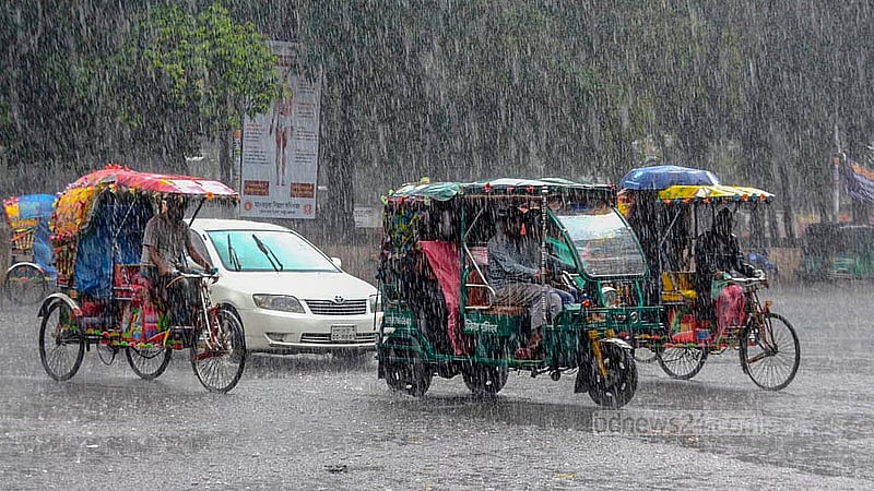 রাজধানীতে সোমবার দুপুরে মুষলধারে বৃষ্টি ঝরলে ভোগান্তিতে পড়ে মানুষ। ঢাকা বিশ্ববিদ্যালয়ে টিএসসি এলাকা থেকে তোলা।