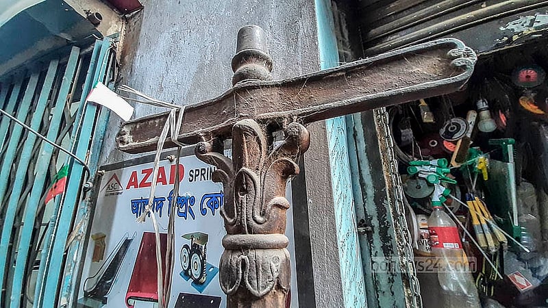 নবাব আহসানউল্লাহর উদ্যোগে ১৯০১ সালে ঢাকার প্রধান প্রধান সড়কে বসানো হয় বৈদ্যুতিক বাতির খুঁটি, যেগুলো তৈরি করা হয় ঢালাই লোহা দিয়ে। ছবি: আব্দুল্লাহ আল মমীন