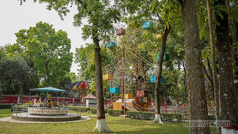 মহেরা জমিদার বাড়ির ভেতরে শিশুদের খেলার জন্য রয়েছে পার্ক।   ছবি: তানজিনুর রহমান ভূইয়া