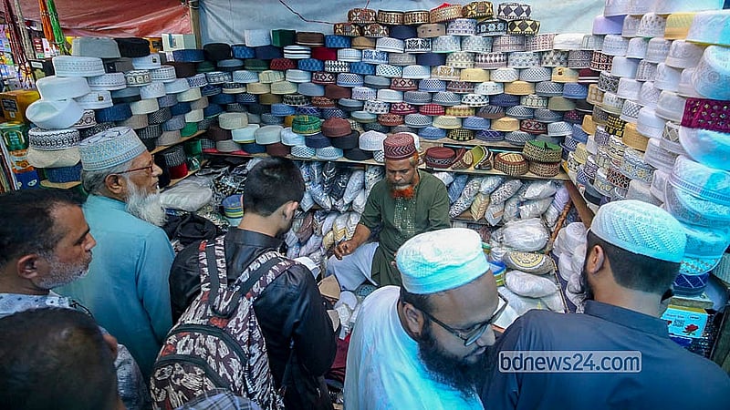 ঢাকার বায়তুল মোকাররম মসজিদের সামনে টুপি-আতরের দোকানের সামনে ক্রেতাদের ভিড়। ছবি: আব্দুল্লাহ আল মমীন