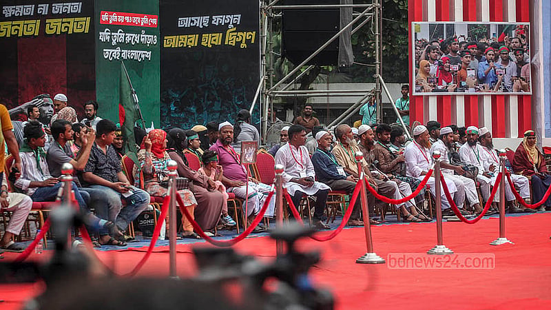 কেন্দ্রীয় শহীদ মিনার প্রাঙ্গণে রোববার জাতীয় নাগরিক পার্টির সমাবেশে অংশগ্রহণ করেন জুলাই আন্দোলনে আহত ও নিহতদের স্বজনরা। ছবি: আব্দুল্লাহ আল মমীন