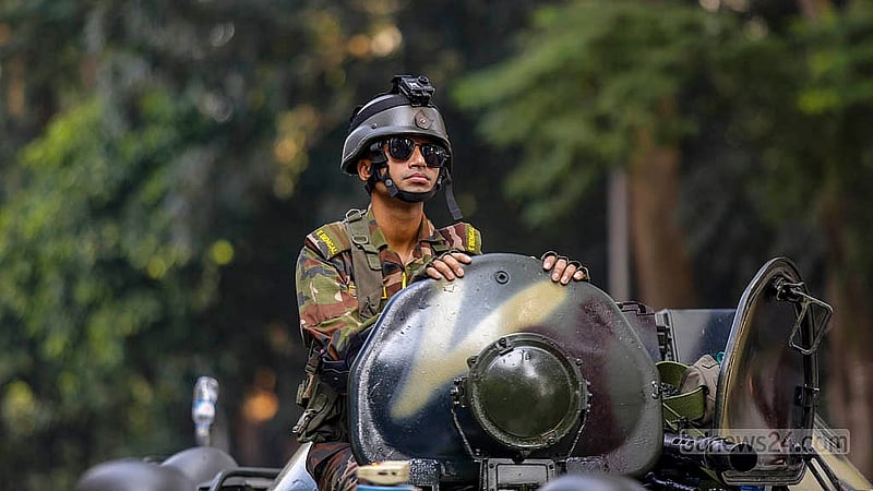 শেখ হাসিনার মানবতাবিরোধী অপরাধের মামলায় রায়ের তারিখ ঘোষণার দিন বৃহস্পতিবার আন্তর্জাতিক অপরাধ ট্রাইব্যুনালের প্রবেশ গেইটে নিরাপত্তায় সেনা সদস্যরা