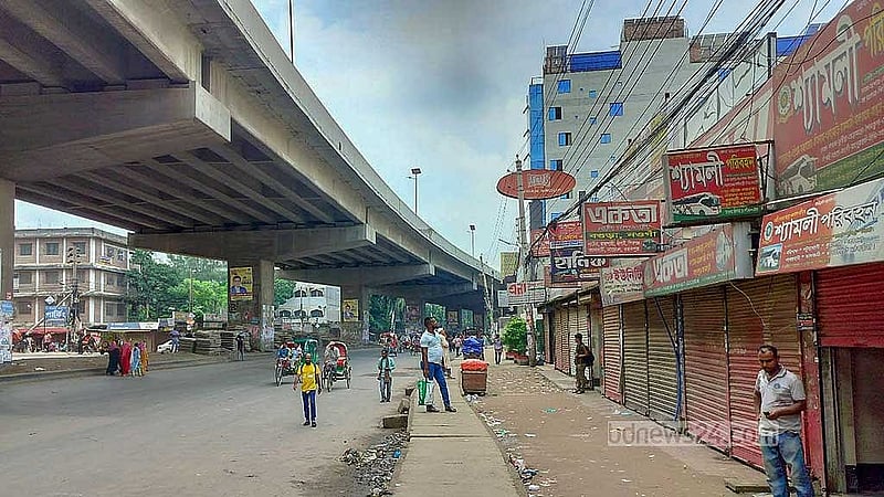 এক দফা দাবিতে অসহযোগ আন্দোলনের প্রথম দিন রোববার বেলা পৌনে ১১টায় উত্তরার আব্দুল্লাহপুরে বন্ধ দূরপাল্লার বিভিন্ন বাস কাউন্টার। ছবি: প্রশান্ত মৈত্র
