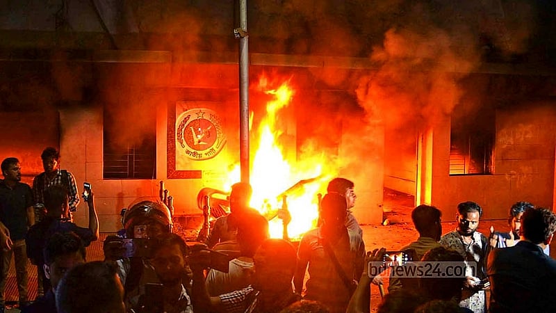 ৩১ অক্টোবর ২০২৪: ঢাকার কাকরাইল জাতীয় পার্টির কেন্দ্রীয় কার্যালয়ে সন্ধ্যায় আগুন দিয়ে ভাংচুর করে একদল ব্যক্তি।