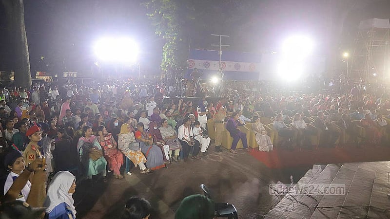 সংস্কৃতি বিষয়ক মন্ত্রণালয় আয়োজিত জুলাই গণঅভ্যুত্থান স্মরণ-২০২৫ অনুষ্ঠান দেখতে রাজধানীর কেন্দ্রীয় শহীদ মিনার প্রাঙ্গণে মানুষের ভিড়। ছবি: আব্দুল্লাহ আল মমীন