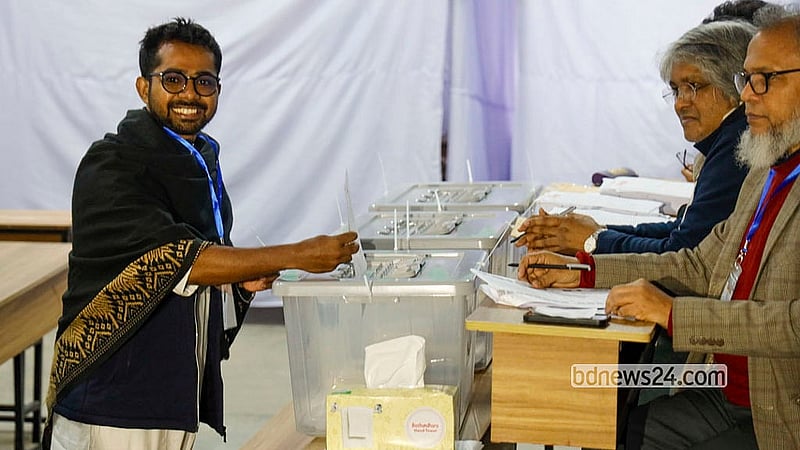 জকসু নির্বাচনে ছাত্রদল-ছাত্র অধিকার পরিষদ সমর্থিত 'ঐক্যবদ্ধ নির্ভীক জবিয়ান' প্যানেলের ভিপি প্রার্থী মো রাকিব মঙ্গলবার সকালে তার নিজের ভোট দেন