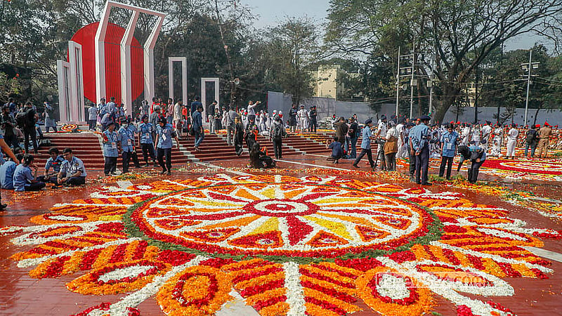 একুশে ফেব্রুয়ারির সকালে ফুলে ফুলে ভরে ওঠে স্মৃতির মিনার, শ্রদ্ধার ফুলগুলো সাজিয়ে রাখেন স্বেচ্ছাসেবকেরা।  ছবি: আব্দুল্লাহ আল মমীন