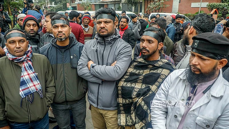 বিএনপি চেয়ারপারসন খালেদা জিয়ার মৃত্যুর পর মঙ্গলবার এভারকেয়ার হাসপাতালের সামনে মাথায় শোকের কালো কাপড় বেঁধে আসেন নেতাকর্মীরা