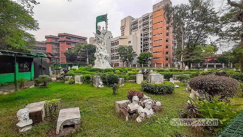 জুলাই আন্দোলনে আওয়ামী লীগ নেতৃত্বাধীন সরকার পতনের পর হামলা হয় ঢাকা বিশ্ববিদ্যালয়ে ‘স্বাধীনতা সংগ্রাম’ ভাস্কর্য চত্বরেও
