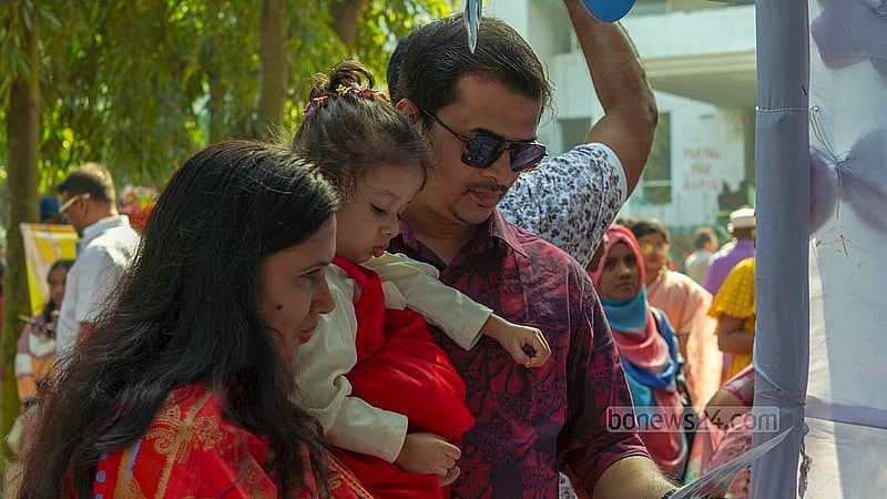 জাহাঙ্গীরনগর বিশ্ববিদ্যালয়ে নানা রকমের প্রজাপতি দেখতে শুক্রবার সকাল থেকে মেলায় ভিড় করে বিভিন্ন বয়সের দর্শনার্থীরা। ছবি: আরিফুর রহমান
