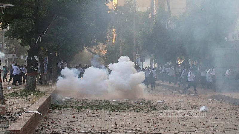 সায়েন্স ল্যাবরেটরি মোড়ে বুধবার ঢাকা ও সিটি কলেজের শিক্ষার্থীদের ছত্রভঙ্গ করতে কাঁদুনে গ্যাস ছোড়েন পুলিশ সদস্যরা।