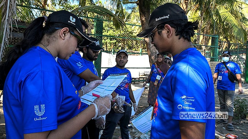 সেন্ট মার্টিন দ্বীপে  শুক্রবার ইন্টারন্যাশনাল কোস্টাল ক্লিনআপ প্রোগ্রামে সুমদ্র সৈকত থেকে বর্জ্য অপসারণ শেষে বাছাই করছেন স্বেচ্ছাসেবীরা