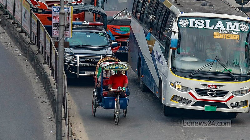 ঢাকার খিলগাঁও ফ্লাইওভারে চলছে ব্যাটারিচালিত রিকশা, তার সঙ্গেই দ্রুত গতিতে ছুটছে অন্য যানবাহন। ফ্লাইওভারে রিকশার কারণে চলাচলে বিড়ম্বনার মুখে পড়ছেন অন্য বাহনের চালকরা। ছবি: মাহমুদ জামান অভি