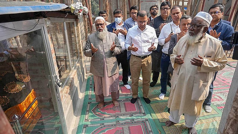 রাজশাহীতে বৃহস্পতিবার হযরত শাহ মাখদুমের (র) মাজার জিয়ারত করেন বিএনপির চেয়ারম্যান তারেক রহমান