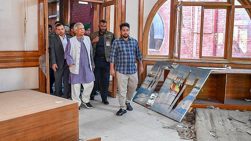 গণভবনের বিভিন্ন কক্ষ সোমবার ঘুরে দেখেন প্রধান উপদেষ্টা মুহাম্মদ ইউনূস। ছবি: পিআইডি