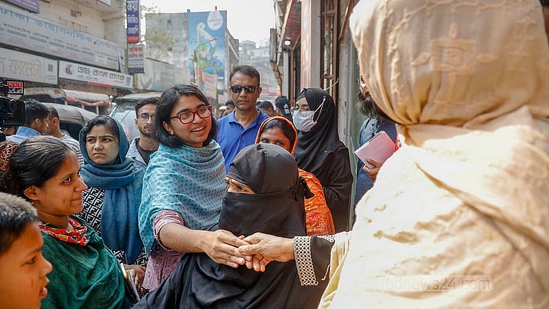 ঢাকার সবুজবাগ মাদারটেক চৌরাস্তা এলাকায় সোমবার ভোটারদের সঙ্গে কুশল বিনিময় করেন ঢাকা-৯ আসনের স্বতন্ত্র প্রার্থী তাসনিম জারা
