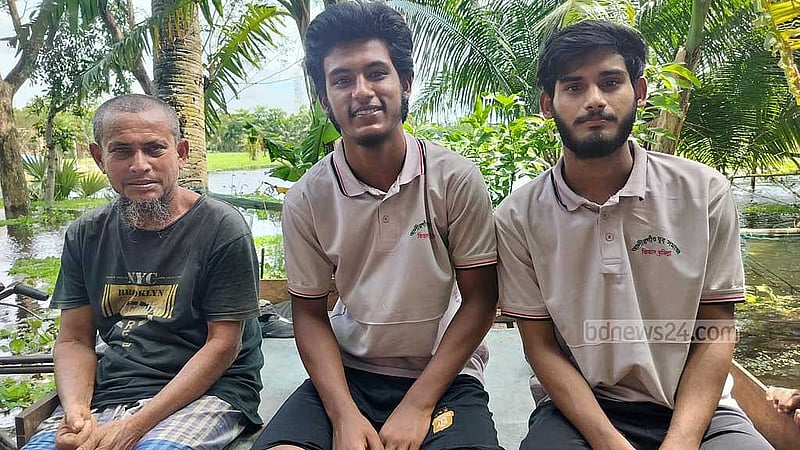 কুমিল্লার তিতাস তেকে খাদ্যসামগ্রী নিয়ে মকরধ্বজপুর গ্রামে এসেছেন স্বেচ্ছা তৌহিদুল ইসলাম তামিমরা। 