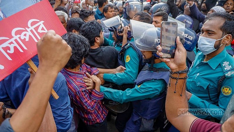 বন্দর পরিচালনার দায়িত্ব বিদেশি অপারেটরদের দেওয়ার প্রতিবাদে বাম গণতান্ত্রিক জোট প্রধান উপদেষ্টার বাসভবন যমুনা অভিমুখে বৃহস্পতিবার মিছিল বের করে। কাকরাইল মোড়ে পৌঁছালে তাদের বাধা দেয় পুলিশ; এসময় পুলিশের সঙ্গে নেতাকর্মীদের ধস্তাধস্তি হয়