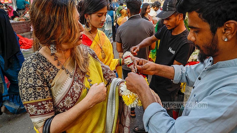 পহেলা ফাগুন ও বিশ্ব ভালোবাসা দিবসের প্রস্তুতি হিসেবে একদিন আগেই ফুল কেনার ধুম পড়েছে শাহবাগে। ফাগুনের সাজে সাজতে রঙিন ফুল সংগ্রহে সেখানকার দোকানগুলোতে ভিড় করেছেন অনেক নারী। ছবি: মাহমুদ জামান অভি