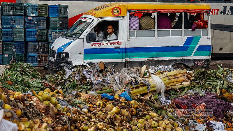 ঢাকার মিরপুরের মাজারে রোড দিয়ে বেড়িবাঁধে ওঠার সড়কটির একটি অংশে ফেলা হয় সেখানকার আড়তের আবর্জনা। ফলে প্রশস্ত সড়কটি এতটাই সরু হয়েছে যে পাশাপাশি দুটি গাড়ি চলতে পারে না। ছবি: মাহমুদ জামান অভি