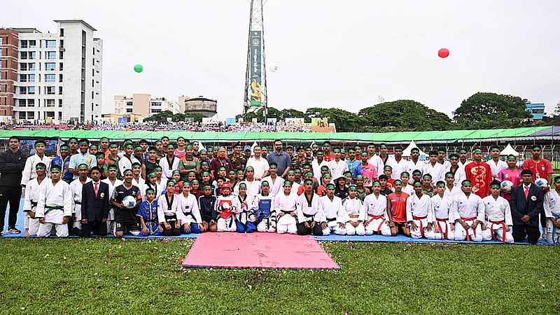সিলেট স্টেডিয়ামে শনিবার নতুন কুঁড়ি স্পোর্টস-২০২৬ এর উদ্বোধন শেষে শিশু-কিশোরদের সঙ্গে